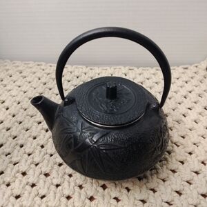 Cast Iron Black Japanese Teapot & Metal Mesh Filter with Bamboo Design 24 Ounces
